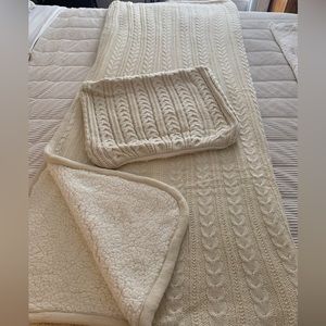 Beautiful throw and pillow cover, reversible